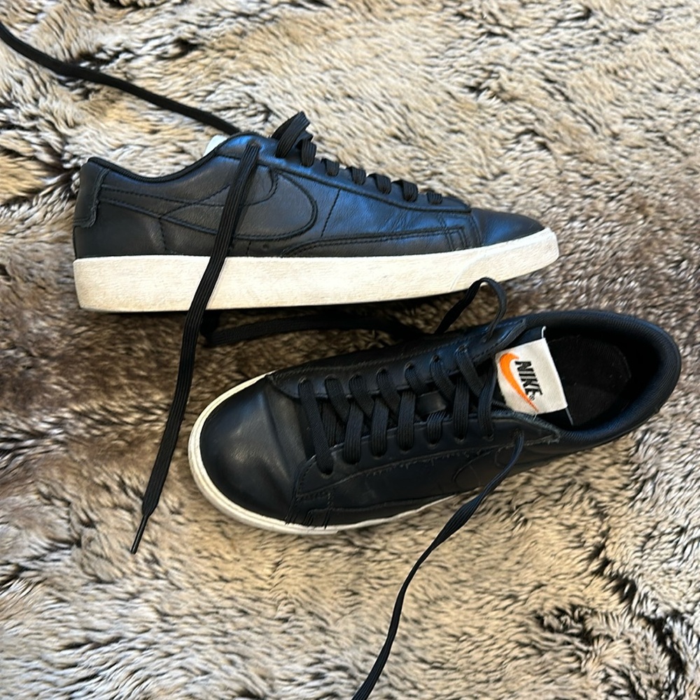 NIKE All Black Low Blazers